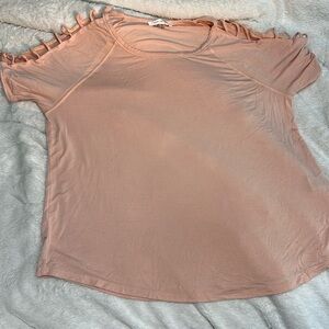 Woman’s shirt size XL with comutou in shoulders